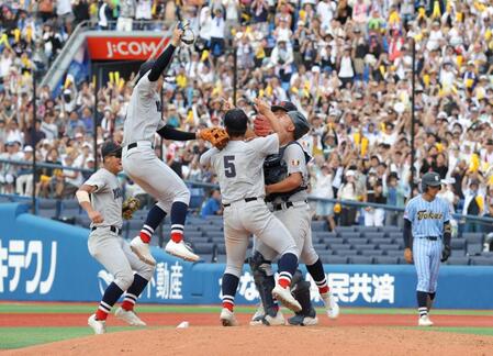 　甲子園出場を決め、喜ぶ横浜ナイン（撮影・西岡正）