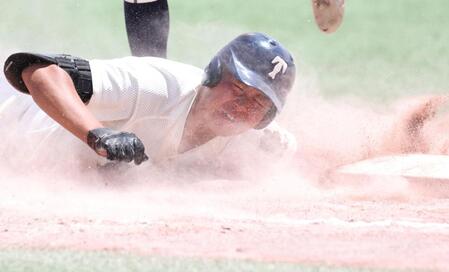 　７回、同点適時内野安打を放った大阪桐蔭・吉野颯真（撮影・中田匡峻）