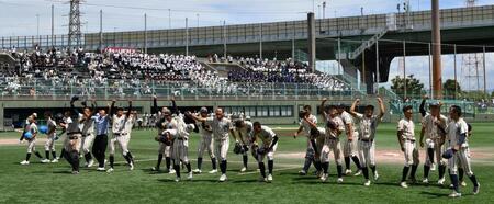 　１４年ぶり２度目の夏の甲子園出場を決めた東大阪大柏原ナイン（撮影・中田匡峻）