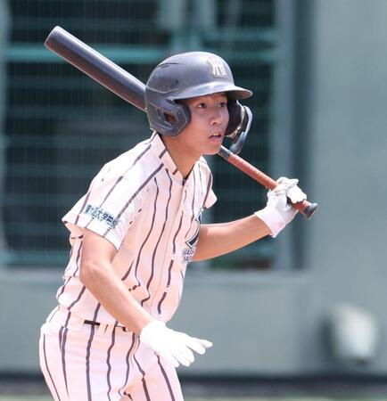 　６回、右前適時打を放つ東大阪大柏原・英賀真陽（撮影・中田匡峻）