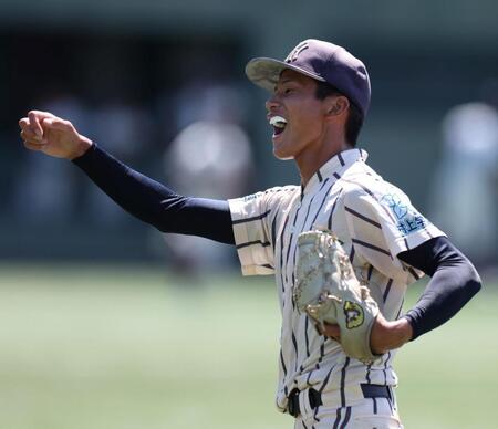 　１回、ピンチを切り抜け、笑顔でベンチに戻る東大阪大柏原・川崎龍輝（撮影・中田匡峻）