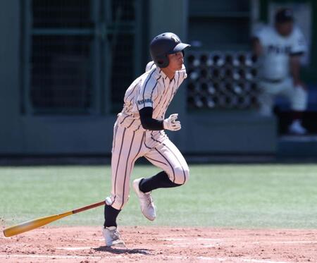 　２回、右中間へ先制となる２点適時二塁打を放つ東大阪大柏原・川崎龍輝（撮影・中田匡峻）