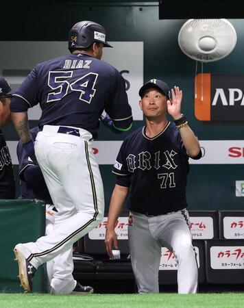　８回、左越え本塁打のディアス（左）を出迎える岸田監督