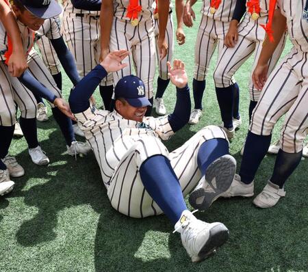 　胴上げ後、地面にゆっくりと置かれる東大阪大柏原・土井健大監督（撮影・中田匡峻）