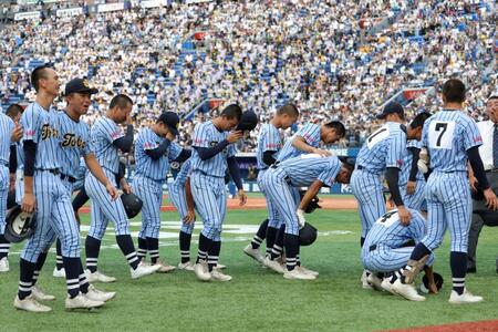 　決勝戦で敗れ、泣き崩れる東海大相模ナイン（撮影・西岡正）