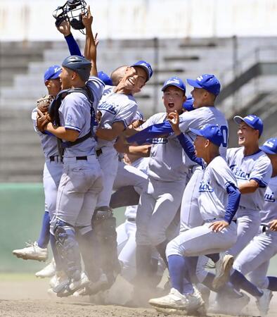 　甲子園出場を決め喜ぶ小松大谷ナイン