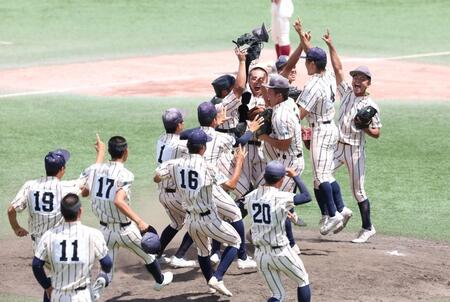 　大阪大会で優勝を決めた東大阪大柏原ナイン（撮影・中田匡峻）
