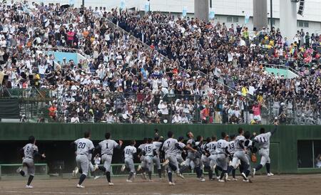 　勝利報告に向かう叡明ナイン（撮影・佐々木彰尚）