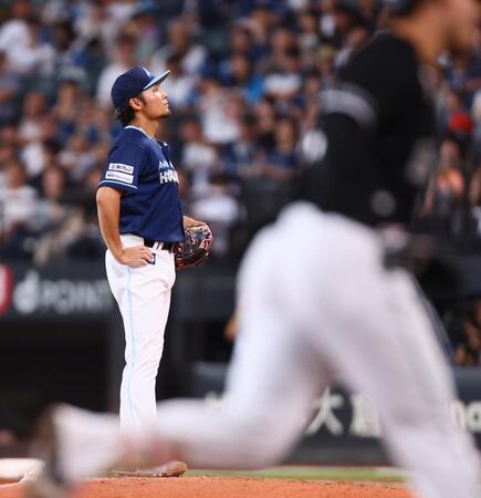 　４回、ソト（右）に同点３ランを浴び、ぼう然と立ち尽くす伊藤（撮影・中島達哉）