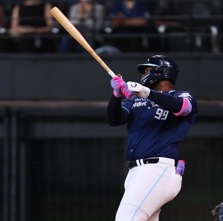 　１回、右前に先制となる適時打を放つレイエス（撮影・中島達哉）