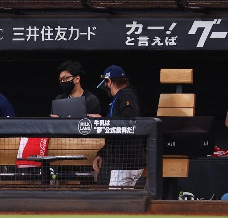 　ロッテに延長戦で敗戦し、引き揚げる新庄監督（中央）＝撮影・中島達哉