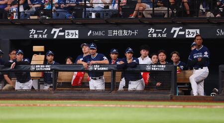 　１１回、戦況を見つめる日本ハムナイン（撮影・中島達哉）