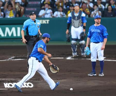 　１回、フォードは佐藤輝の飛球を捕球できず内野安打となる＝２６日