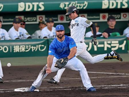 　２回、二ゴロを放つも一塁手・フォードの捕球ミスで出塁する高橋（撮影・立川洋一郎）