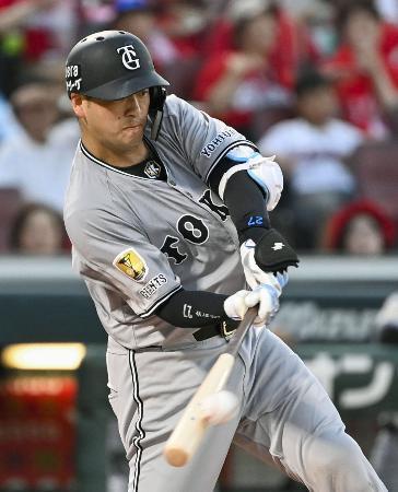 　３回巨人１死一、二塁、岸田が右中間に２点二塁打を放つ＝マツダ