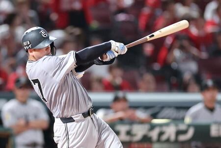 　５回、左中間へソロを放つ岸田（撮影・市尻達拡）