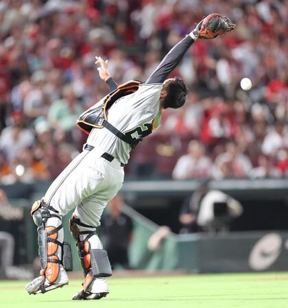 　４回、二俣の飛球を落球する岸田（撮影・市尻達拡）