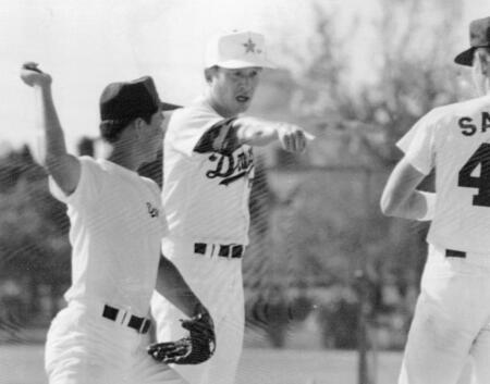 　秋季キャンプで立浪和義（左）らにスローイングのアドバイスをする中日コーチ時代の大橋穣さん（中）＝１９９０年