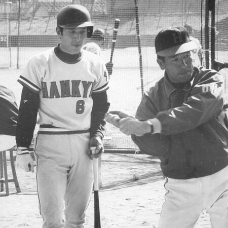 　上田コーチ（右）の打撃指導を受ける阪急時代の大橋穣さん＝１９７３年