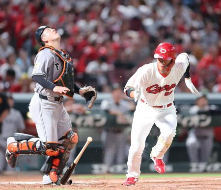 　４回、捕手前への飛球に一塁へ全力疾走する二俣。左は捕手・岸田（撮影・市尻達拡）