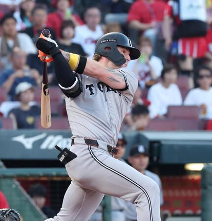 　１回、中前タイムリーを放つキャベッジ（撮影・市尻達拡）