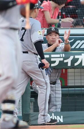 　３回、生還した岸田を出迎える阿部監督（撮影・市尻達拡）