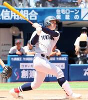 　５回、逆転３ランを放つ奥村頼人