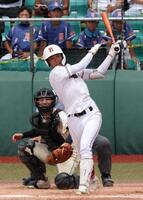 　９回、左越えタイムリー二塁打を放つ広陵・堀田（撮影・市尻達拡）