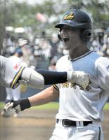 　先制３ランを放ち大興奮の前橋育英・隅田川