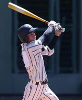 　２回、右中間へ先制となる２点適時二塁打を放つ東大阪大柏原・川崎龍輝（撮影・中田匡峻）