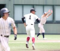 　６回、東大阪大柏原・古川恵太（手前左）に適時打を浴びた大阪桐蔭・中野大虎（撮影・中田匡峻）