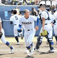 　笑顔で試合に臨む健大高崎・石垣元気