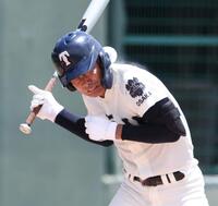 　７回、死球を受ける大阪桐蔭・中野大虎（撮影・中田匡峻）