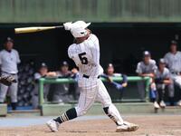 　５回、昌平・桜井は中越えソロを放つ（撮影・佐々木彰尚）