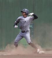 　６回、左中間に適時三塁打を放ち喜ぶ叡明・笘（撮影・佐々木彰尚）