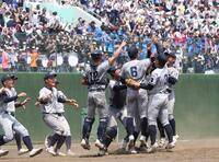 　初優勝を決めた叡明ナイン（撮影・佐々木彰尚）