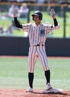 　２回、右中間へ先制となる２点適時二塁打を放った東大阪大柏原・川崎龍輝（撮影・中田匡峻）