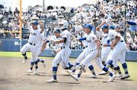 　サヨナラで夏連覇を決めベンチから飛び出す健大高崎ナイン