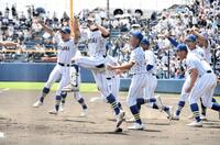 　サヨナラで夏連覇を決めベンチから飛び出す健大高崎ナイン