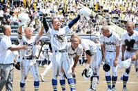 　夏連覇を達成しスタンドへ向けガッツポーズする健大高崎・石垣元気