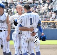 　夏連覇を決め仲間と抱き合う健大高崎・石垣元気（１）