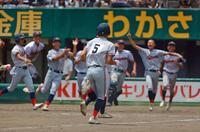 　サヨナラのホームに向かう清水（中央）を迎え入れる京都国際ナイン（撮影・石湯恒介）