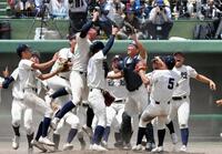 　甲子園出場を決め、喜びに沸く西日本短大付の選手たち