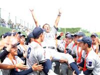 　胴上げされた叡明・中村監督（撮影・佐々木彰尚）