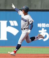 　４回、２ランを放ち、大きく手を上げる横浜・奥村頼人（撮影・西岡正）