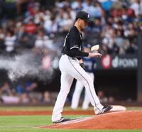 　５回、ロジンをたくさんつける田中晴（撮影・中島達哉）