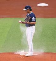 　１回、伊藤の投球前にロジンが舞うマウンド（撮影・中島達哉）