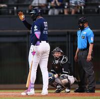 　５回、田中晴に対してロジンが舞って見えないとジェスチャーするレイエス（左）＝撮影・中島達哉