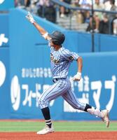 　３回、先制３ランを放ち、大きく手を上げる東海大相模・中村龍之介（撮影・西岡正）