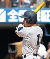 　４回、右越え２ランを放つ横浜・奥村頼人（撮影・西岡正）